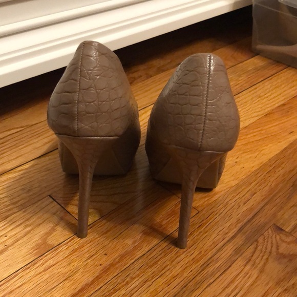 Nude snake like print pumps size 6 - Picture 4 of 5